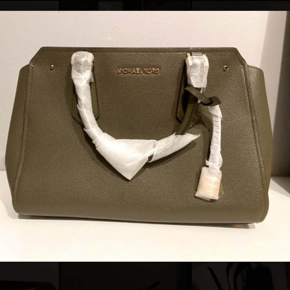 Brand new Michael Kors Hayes satchel.